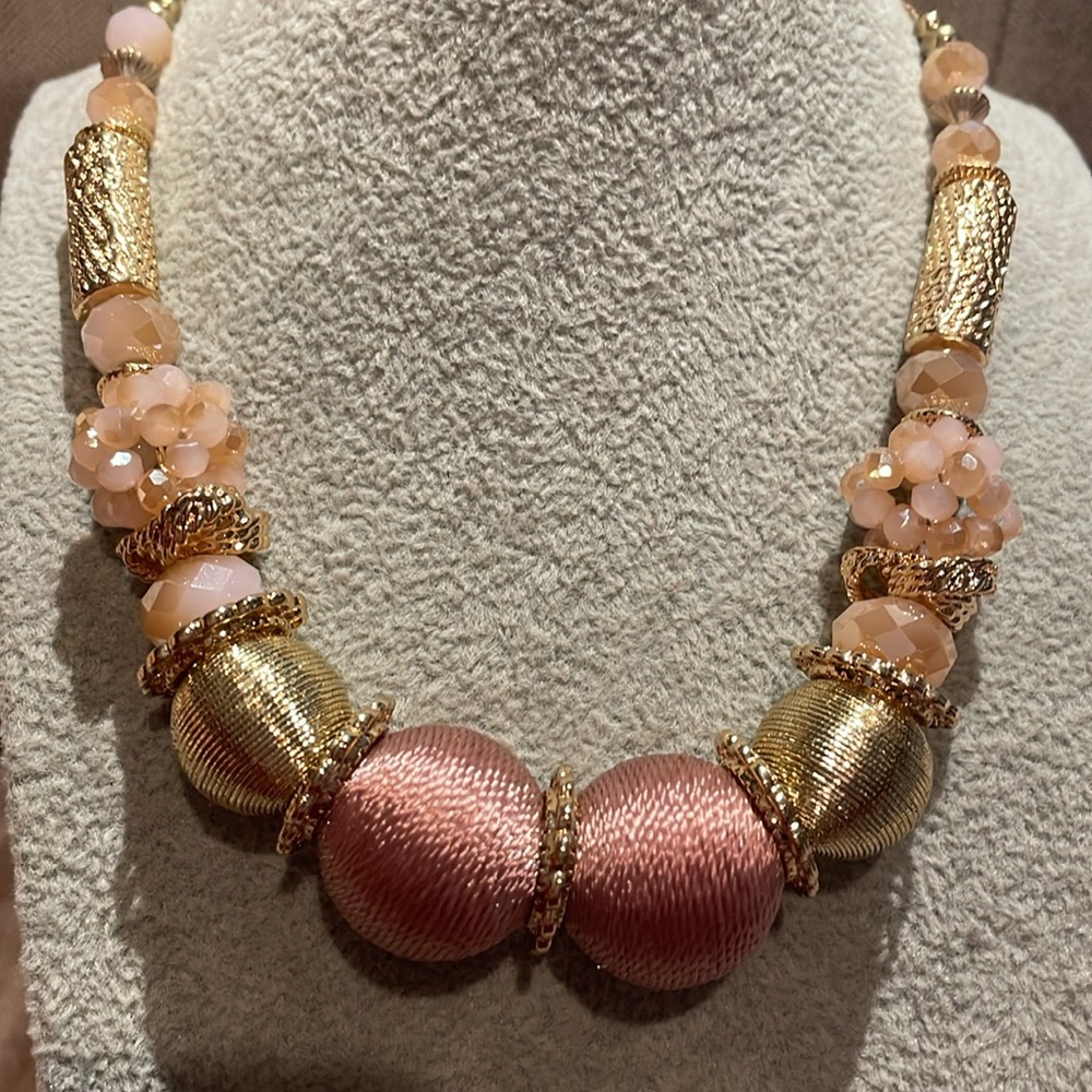C 1946 Elegant Pink and Gold Beaded Necklace 17-19”